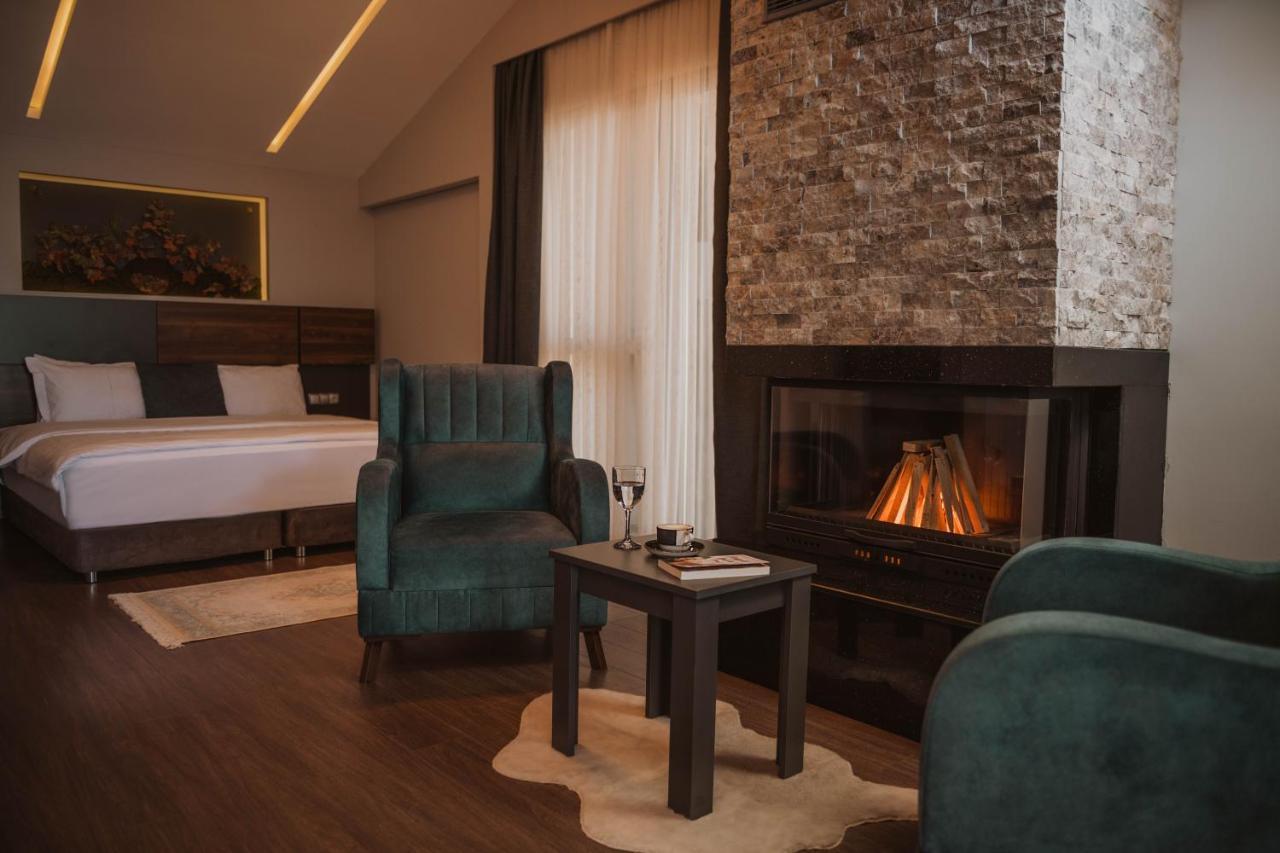 Peerless Suite with Spa Bath and Fireplace