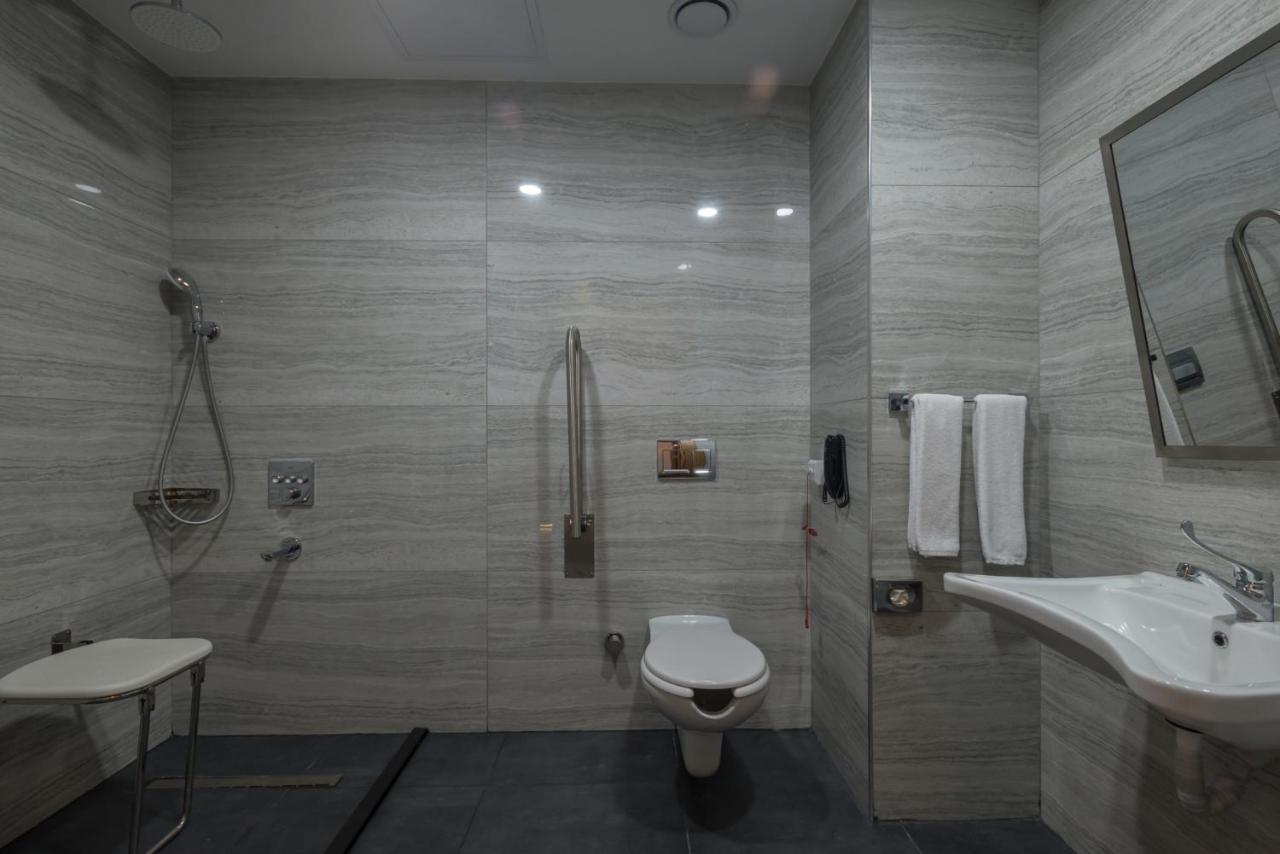 2 Single Beds, Mobility Accessible Room, Roll-In Shower, Non-Smoking