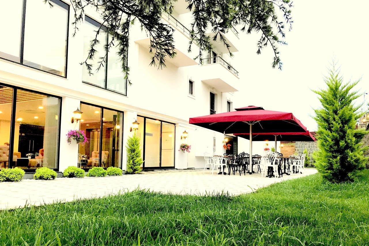 Dreibettzimmer mit Gartenblick