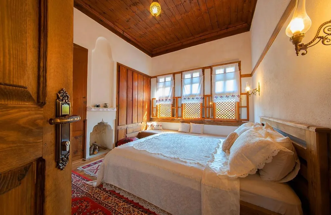 Meymune Valide Konağı-1