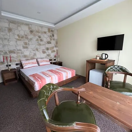 Queen City Hotel & Bungalov-3